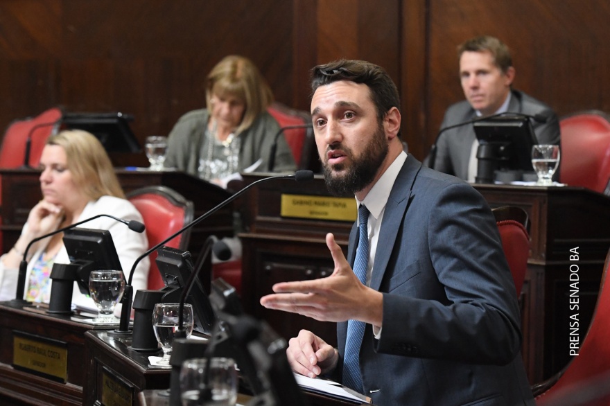 “¿Cuánto le cuesta esto a los bonaerenses? Porque cada cargo sale del bolsillo de los vecinos”, cuestionó el senador de Juntos, Walter Lanaro