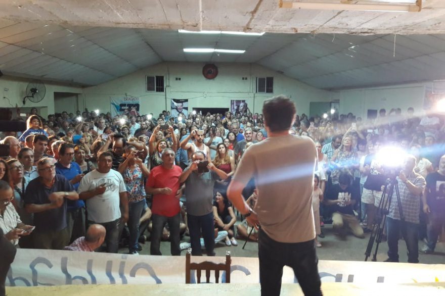 Kicillof sigue de recorrida por la cuarta con reuniones con vecinos y señales al campo