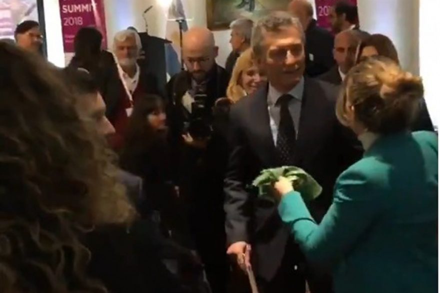 La reacción de Mauricio Macri cuando recibió el pañuelo verde: “Se le transformó la cara”