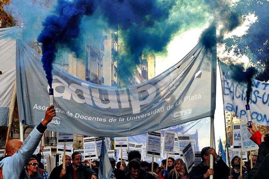 Docentes universitarios paran hasta el viernes contra el recorte de $3 mil millones