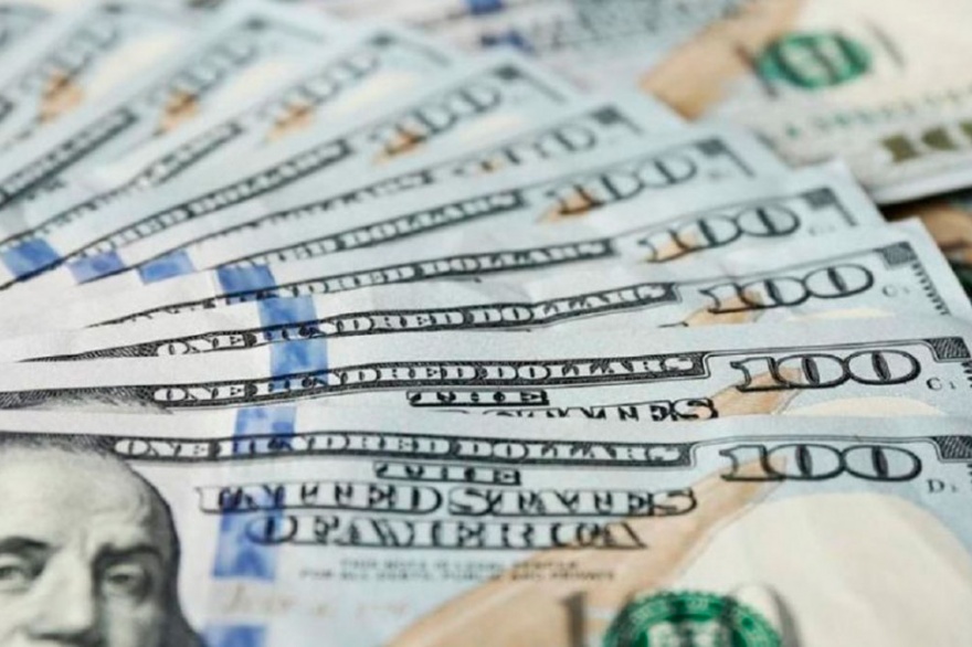 Después de la renuncia de Guzmán y la llegada de Batakis, el dólar blue se dispara hasta $280.