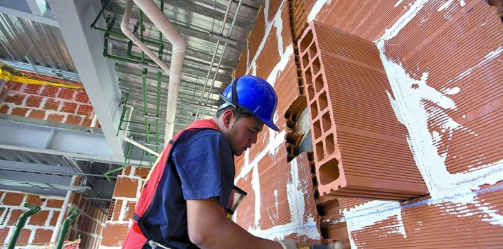 La baja en el sector de la construcción cortó una racha de 14 meses seguidos de crecimiento
