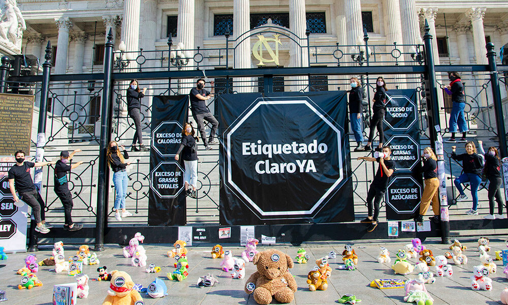 Protesta en el Congreso por la ley de etiquetado frontal.