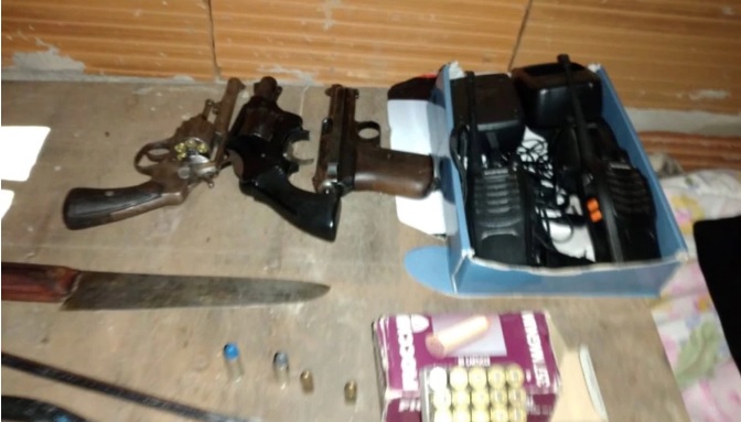 Las armas del jefe de la banda de los falsos policias.