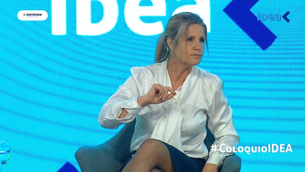 Cynthia Hotton responde en el Coloquio de Idea a cómo generar empleo. 