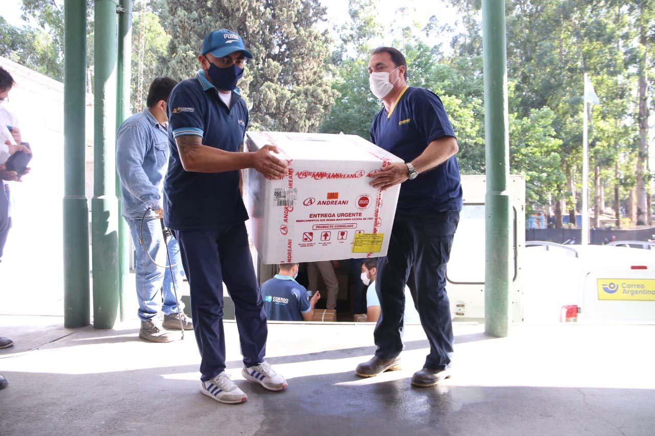 Llegó un vuelo con más de 870 mil dosis de Pfizer para la vacunación covid adolescentes. 