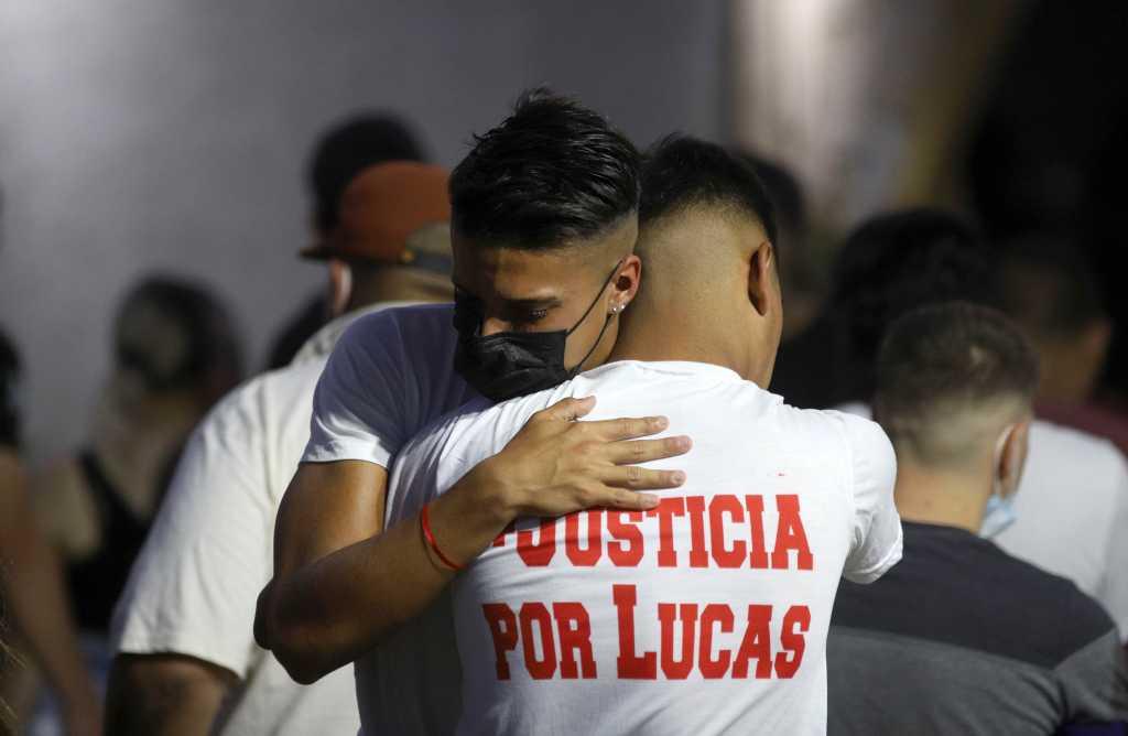 Los cinco agentes detenidos el sábado están acusados de encubrir el crimen de Lucas González. 