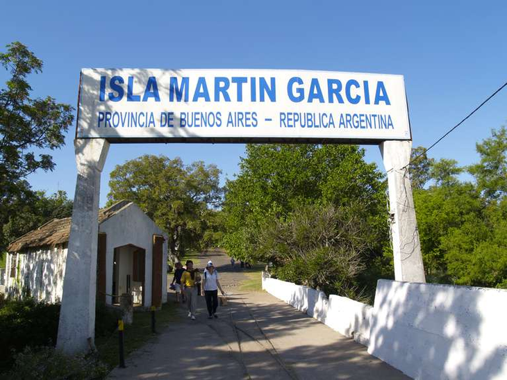 La Isla Martín García encierra una larga historia relacionada con la política argentina. 