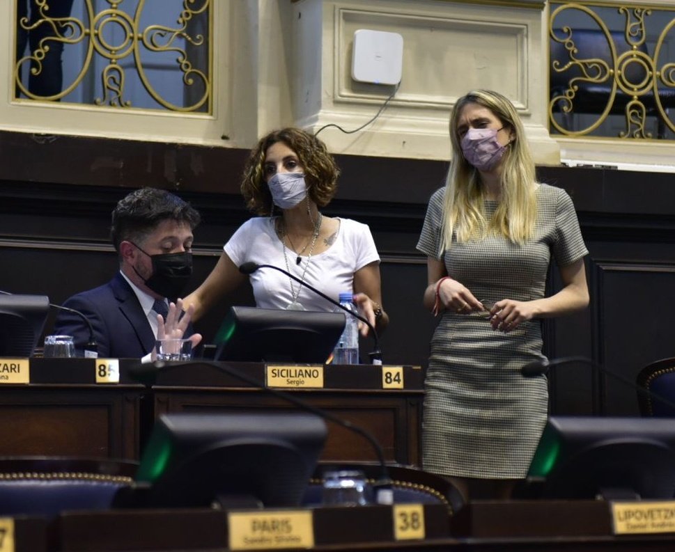 De blanco, la diputada Melisa Greco en una sesión en la Cámara de Diputados bonaerense. 