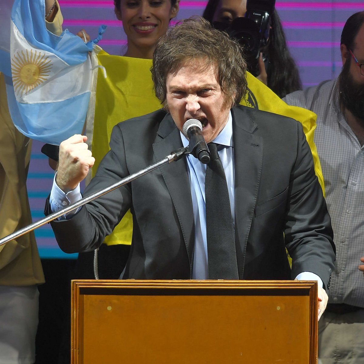 Javier Milei planea realizar un acto en la cancha de Almirante Brown en los primeros días de junio