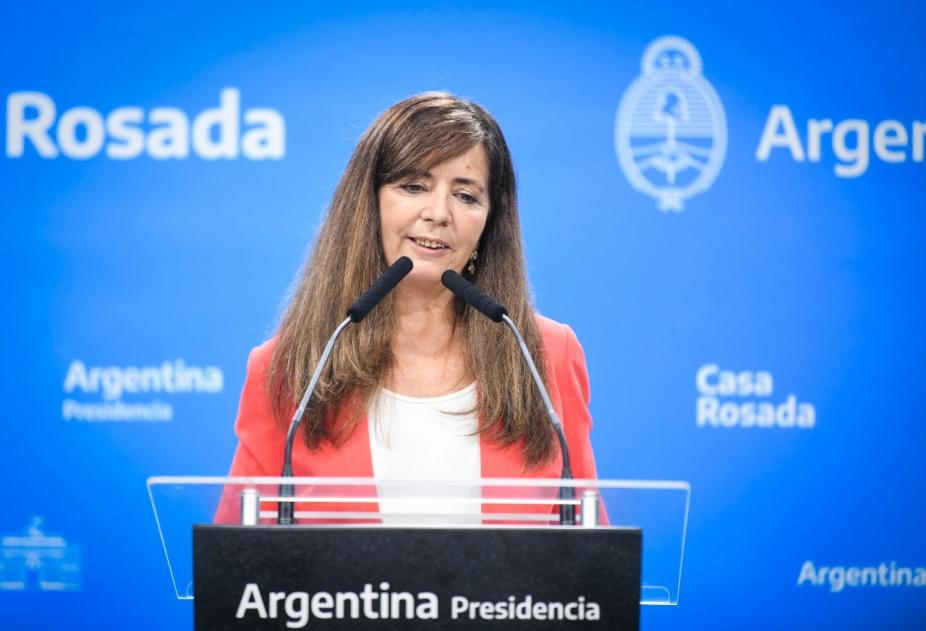 Gabriela Cerruti sostuvo que el cepo a los viajes al exterior es una medida transitoria. 