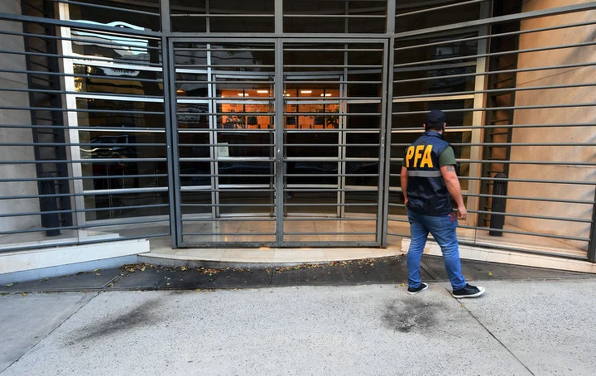 La fachada de la oficina que fue el epicentro del ataque a Clarín.