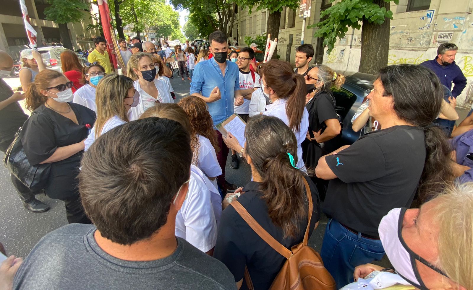 El diputado Juan Carrara luego de salir de la comisión de Minería se reunión con los trabajadores del Instituto Biológico.