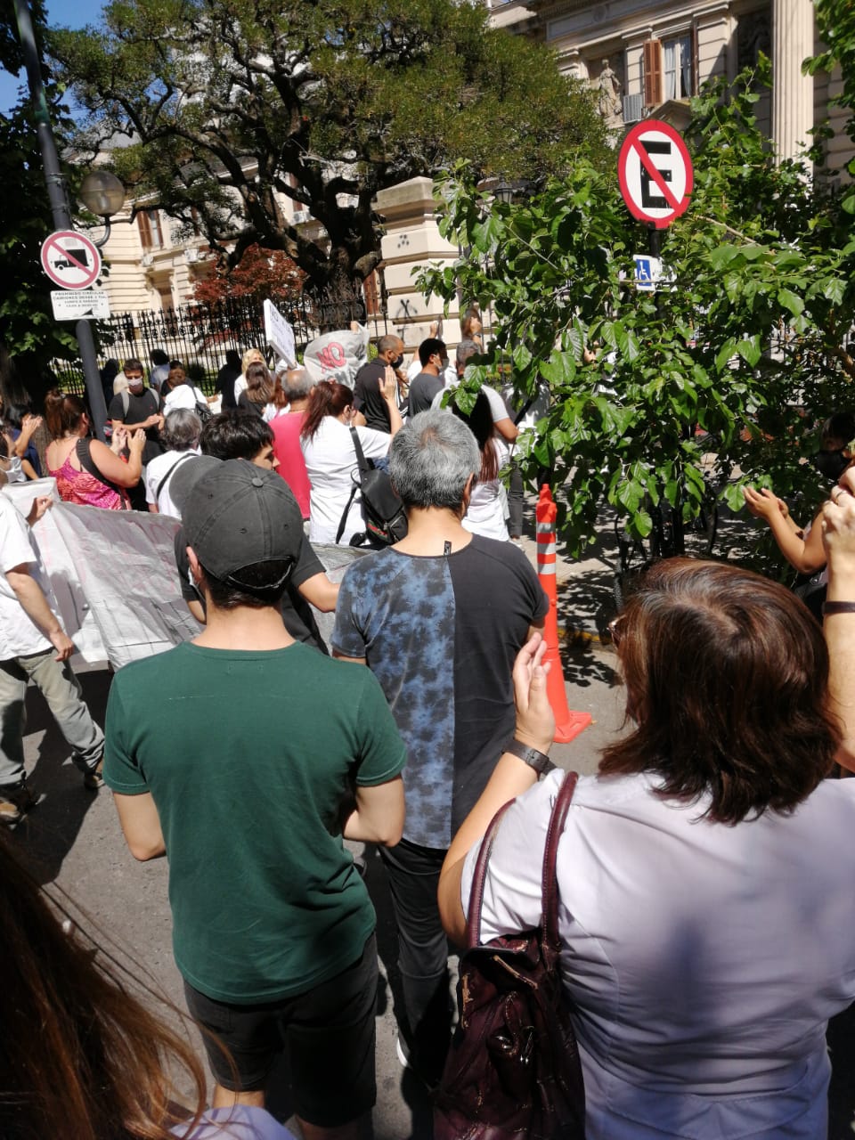 Más imágenes de la marcha de los trabajadores del Instituto Biológico a la Legislatura bonaerense.