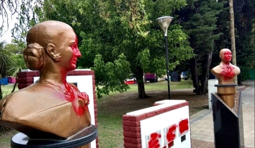 Así quedaron los bustos vandalizados en Berisso.