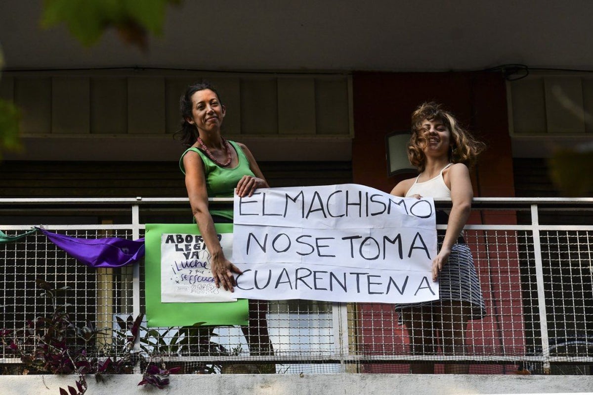 La resolución que crea la mesa contra la violencia de género también crea una serie de programas. 