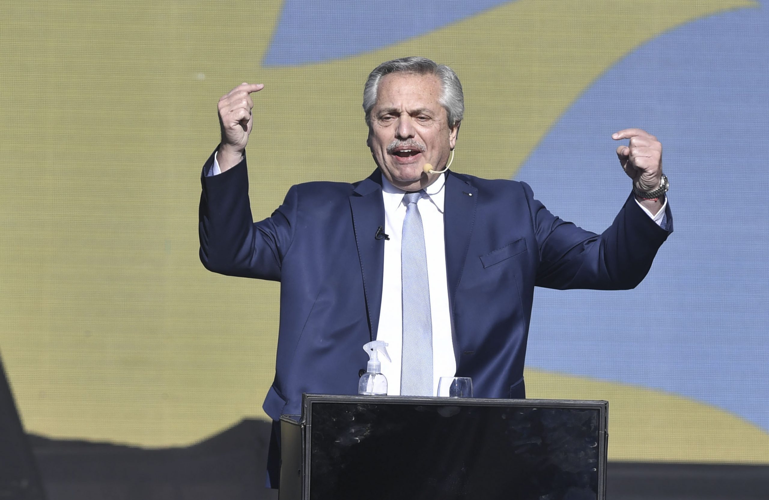 Alberto Fernández habló ante una multitud en Plaza de Mayo