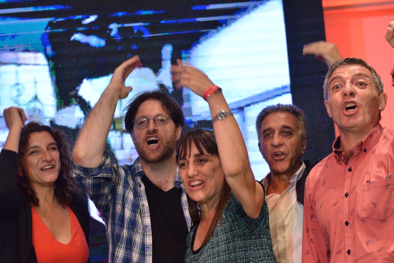 Los festejos en el bunker del FIT este domingo. Guillermo Kane en primer plano.