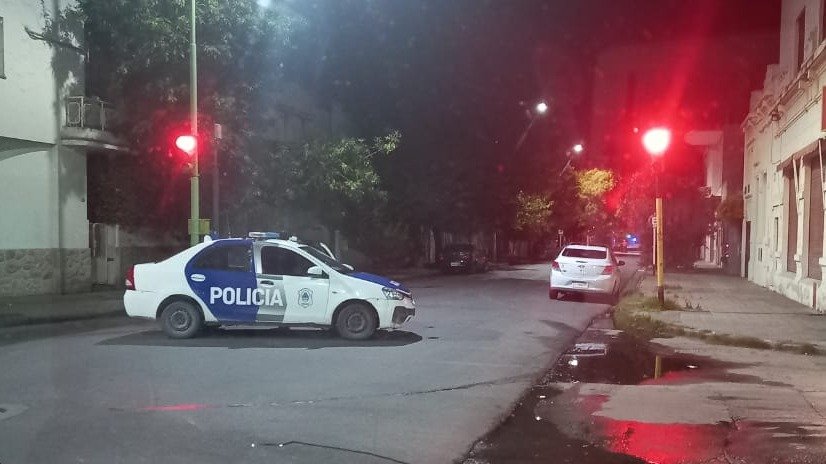 La aparición de un objeto sospechoso en la puerta de la sede central de la UOCRA en Bahía Blanca, requirió el despliegue de un operativo por temor a que fuera una bomba.