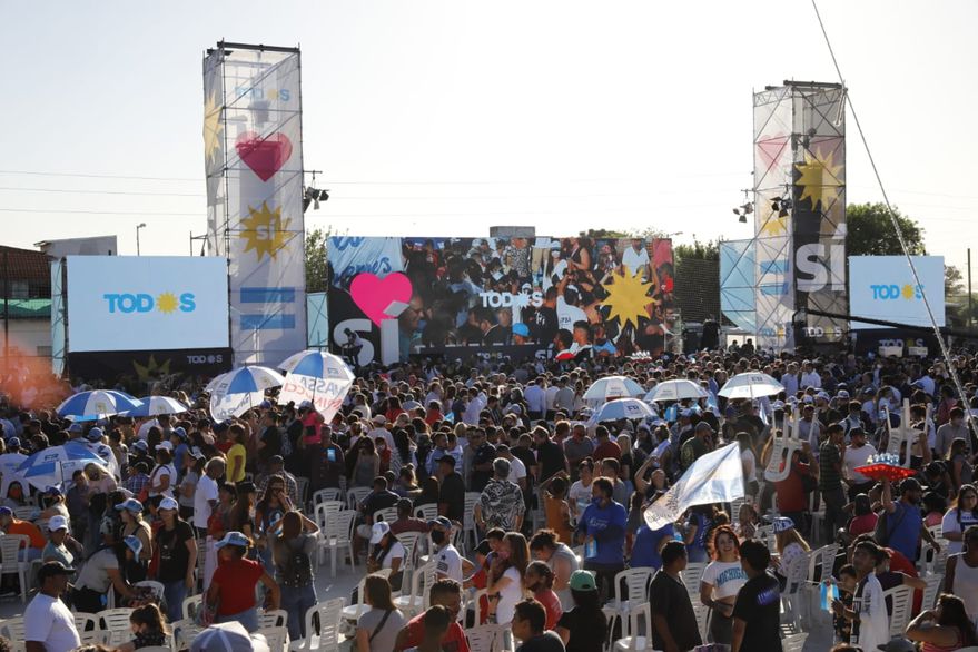 El acto de cierre de campaña del Frente de Todos en Merlo