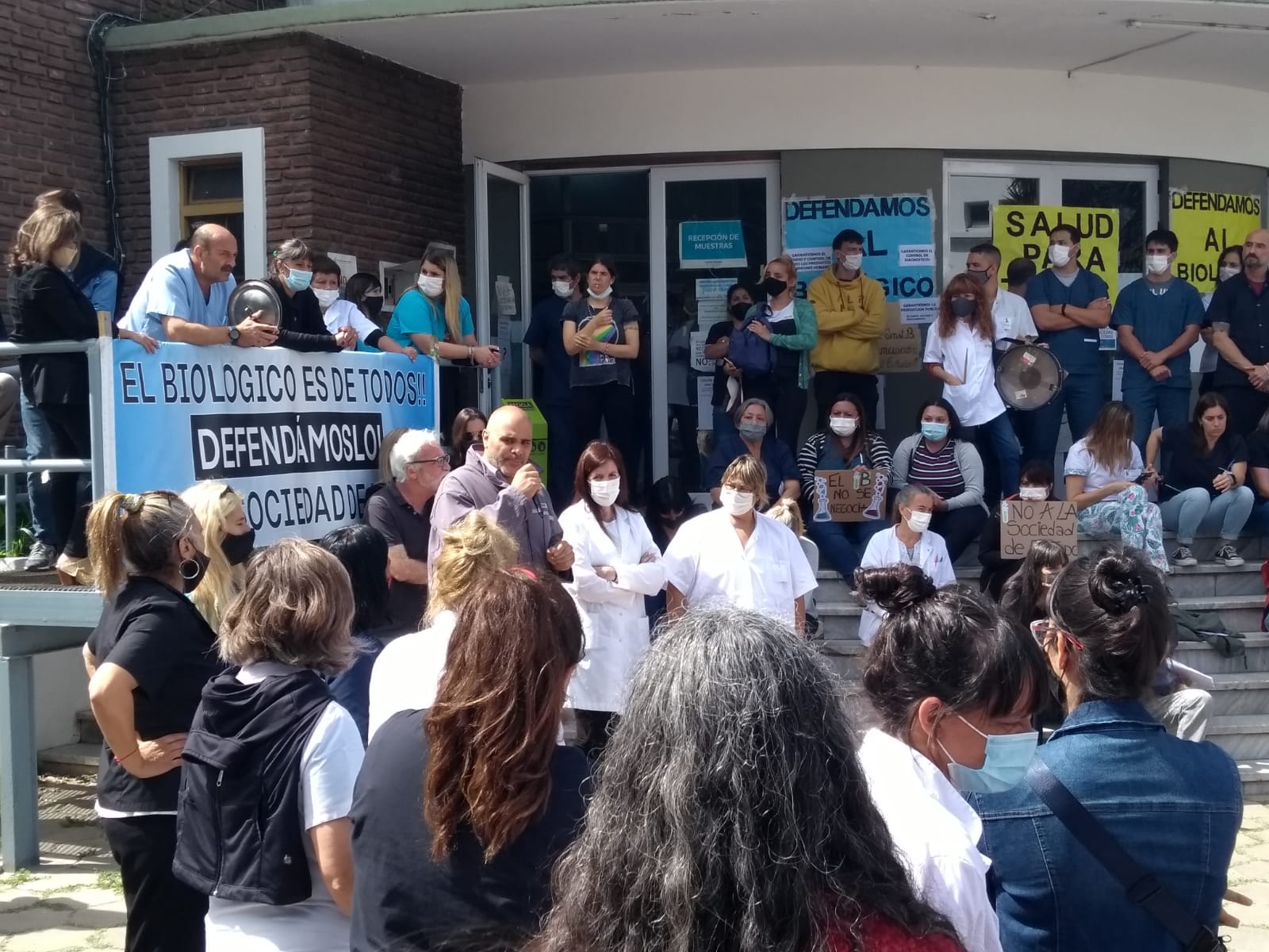 El diputado Claudio Dellecarbonara en el abrazo simbólico al Instituto Diagnóstico.