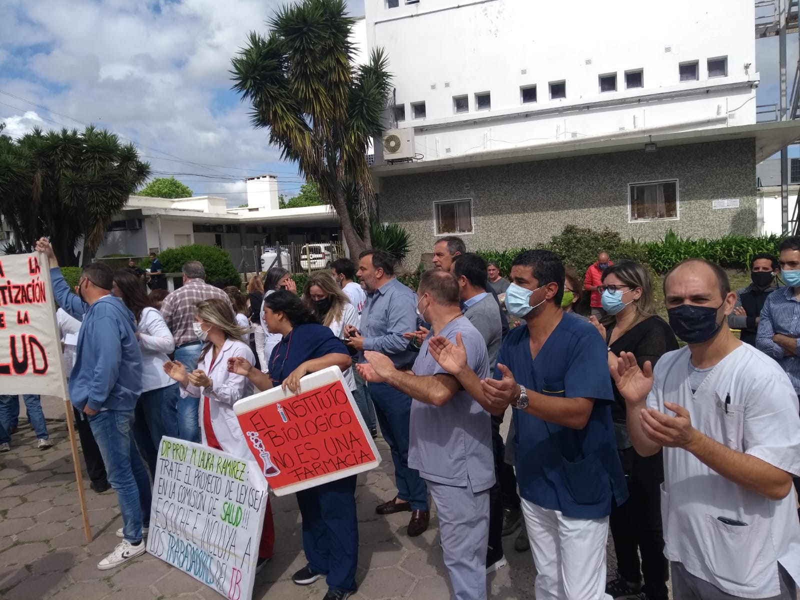 El diputado Diego Rovella y el concejal Claudio Frangul en el abrazo simbólico al Instituto Biológico.