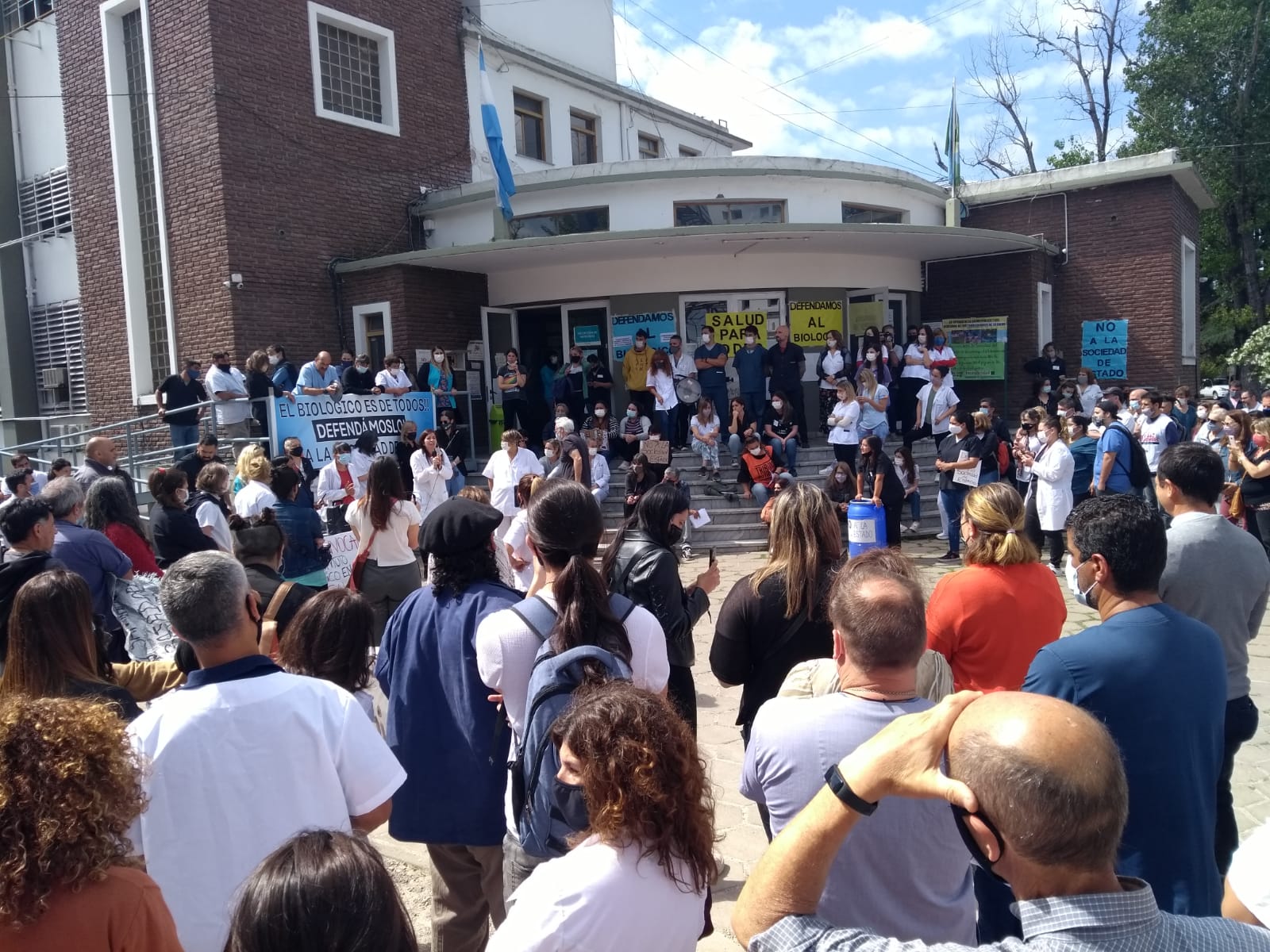 Este miércoles se realizó otro abrazo simbólico al Instituto Biológico de La Plata con presencia de una nutrida delegación de diputados provinciales, que prometió votar en contra del proyecto de Kreplak en el recinto de la Cámara baja.