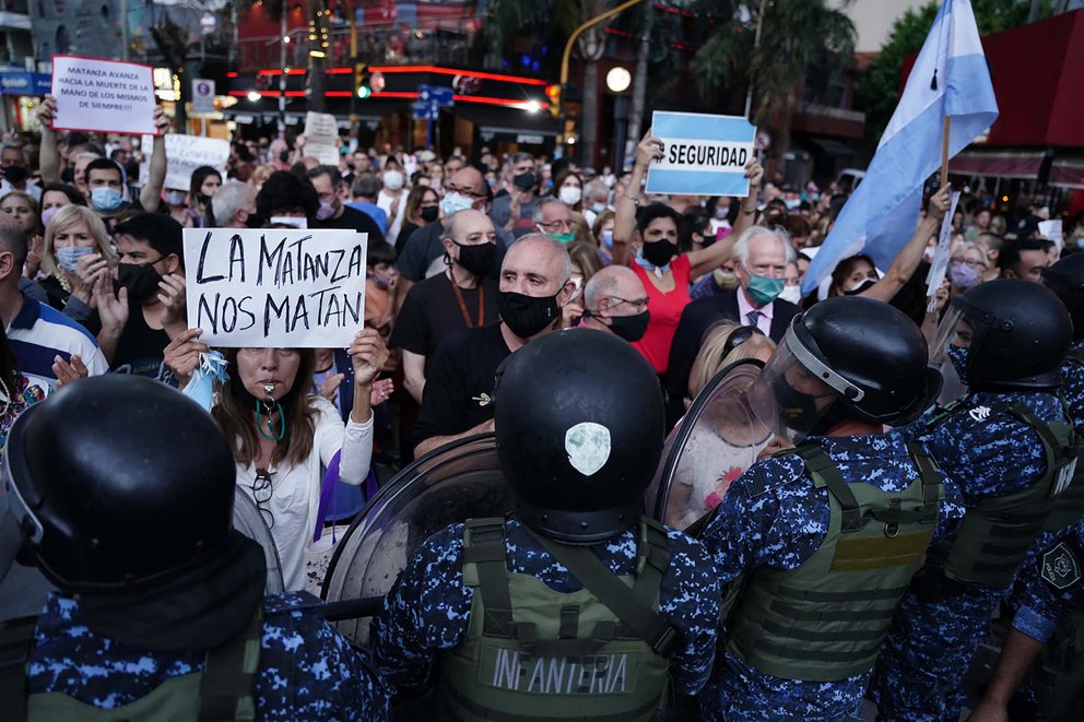 Fuerte clima de hartazgo por la inseguridad en la marcha por el crimen del kiosquero de Ramos Mejía. 