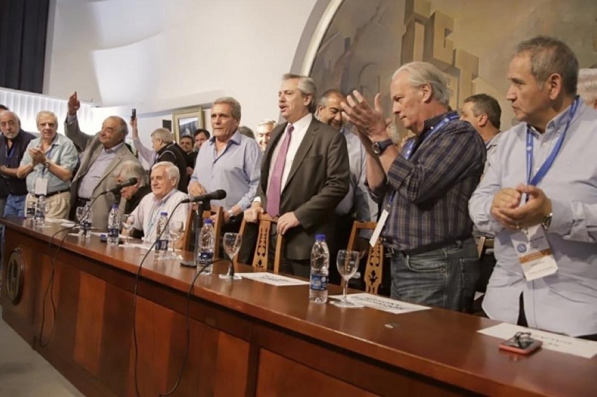 Alberto Fernández junto al titular de UPCN