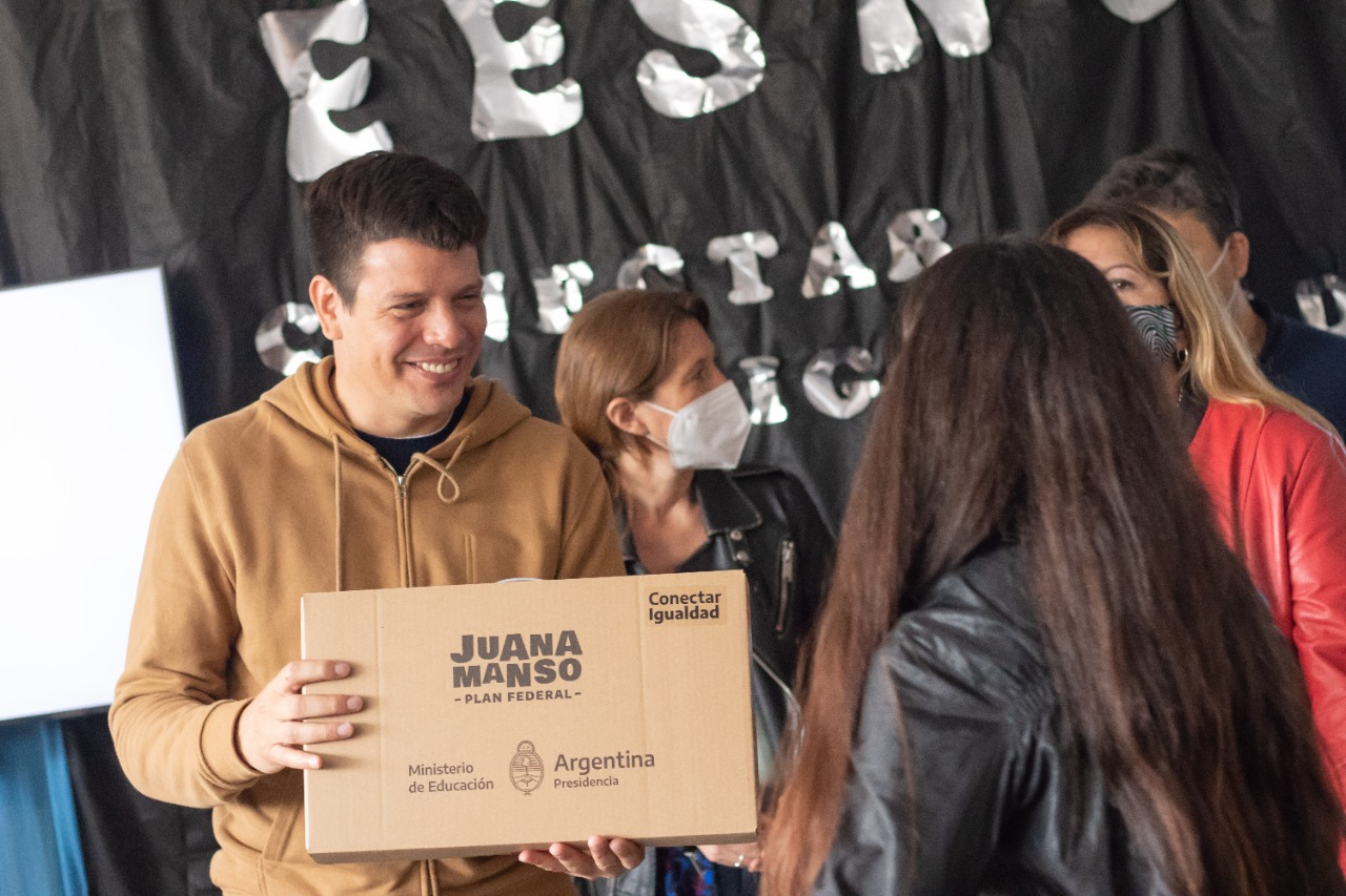 Cardozo también entregó notebooks a alumnos de La Costa. 