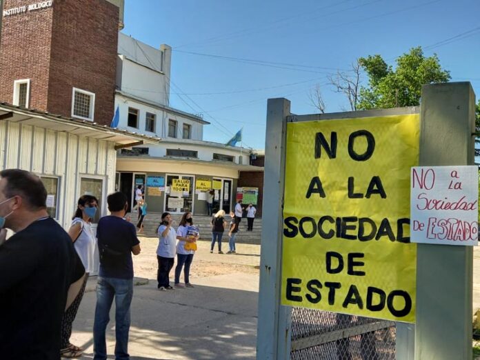 Los trabajadores realizaron un abrazo simbólico en el Instituto Biologico.