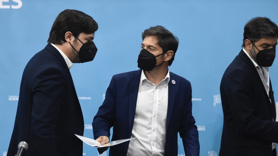 Kicillof junto a Kreplak después de una conferencia de prensa.