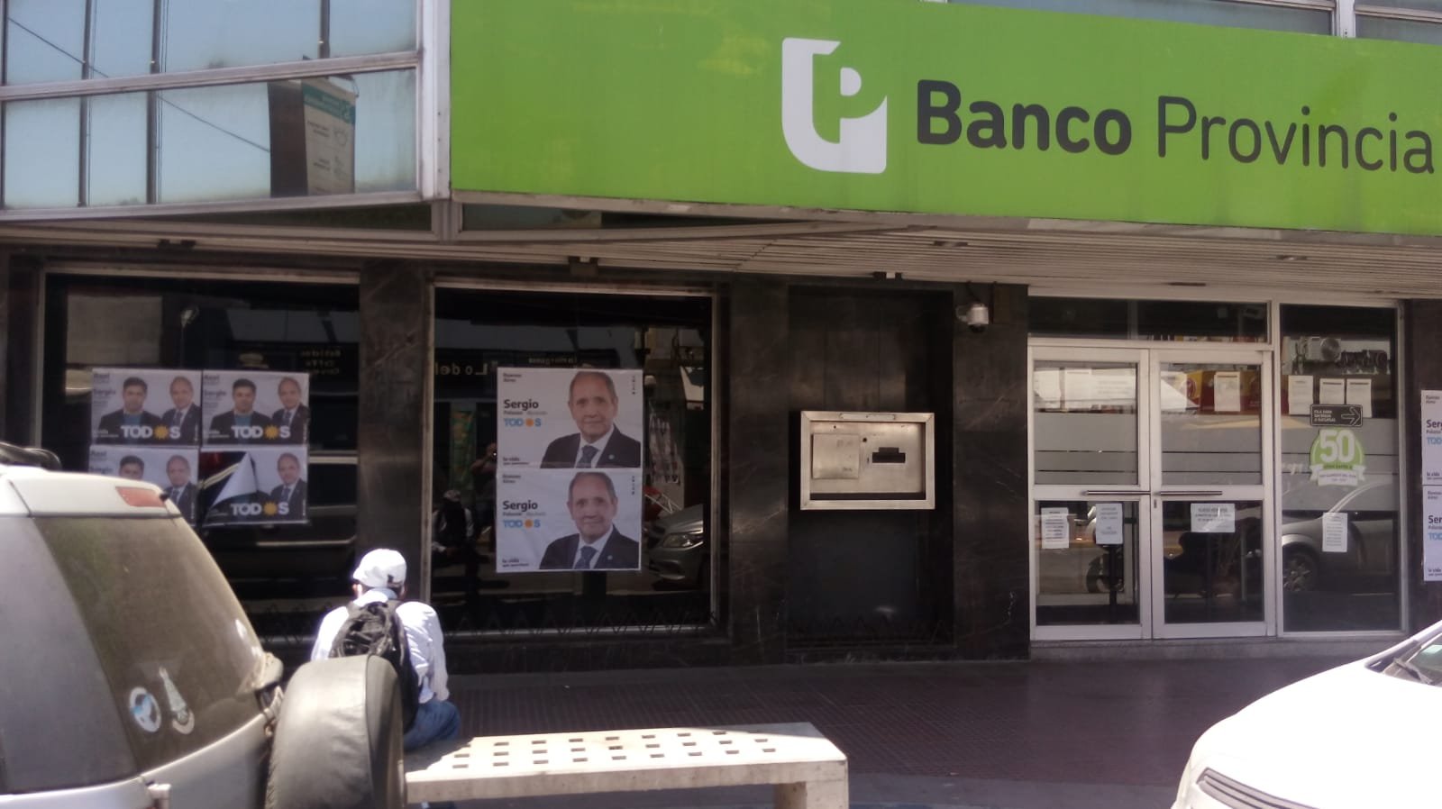 Las fachadas de las sucursales del Banco Provincia en La Costa.