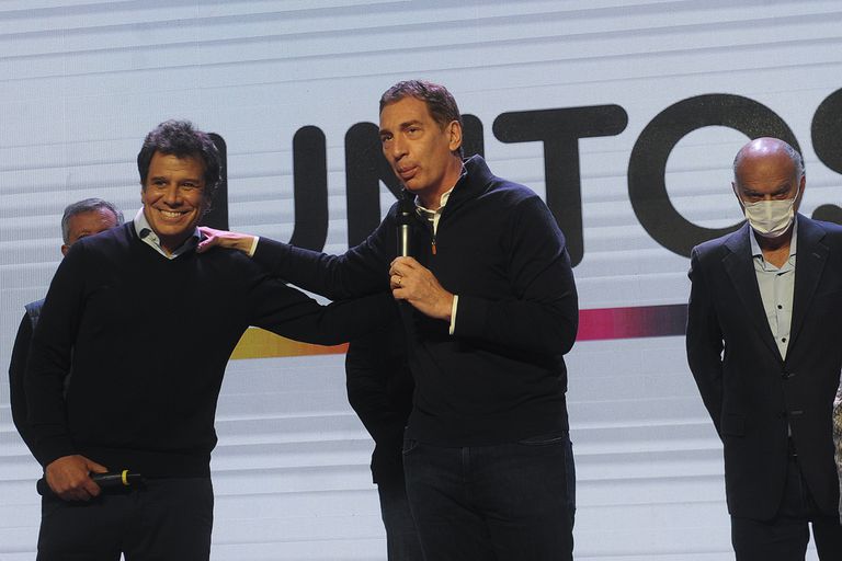 Santilli y Manes buscan retener los votos de las PASO. 