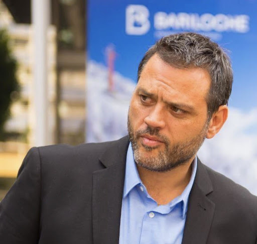 El secretario de Turismo de Bariloche, Gastón Burlón, solicitó a las empresas estudiantiles que por los próximos días reprogramen los viajes.