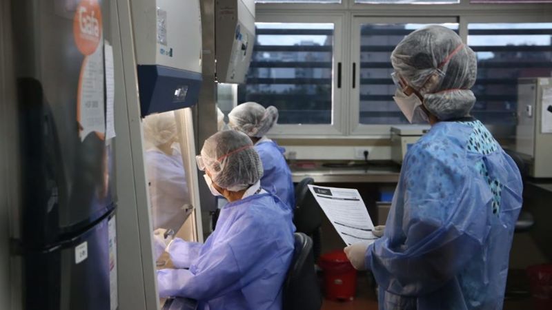 Ante la aparición de nuevas variantes y la suba de casos covid, el Gobierno nacional prorrogó la emergencia sanitaria hasta diciembre de 2022.

