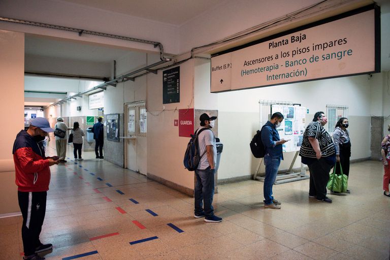 Ayer se registró una nueva suba de casos covid que prende las alertas del gobierno provincial en la antesala de las vacaciones de verano que, según proyectan, implicará la llegada de 9 millones de turistas de todo el país a los destinos bonaerenses.