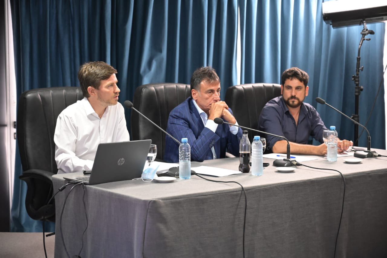 El ministro Costa estuvo acompañado de los legisladores Rubén Eslaiman y Juan Miguel Gómez Parodi.