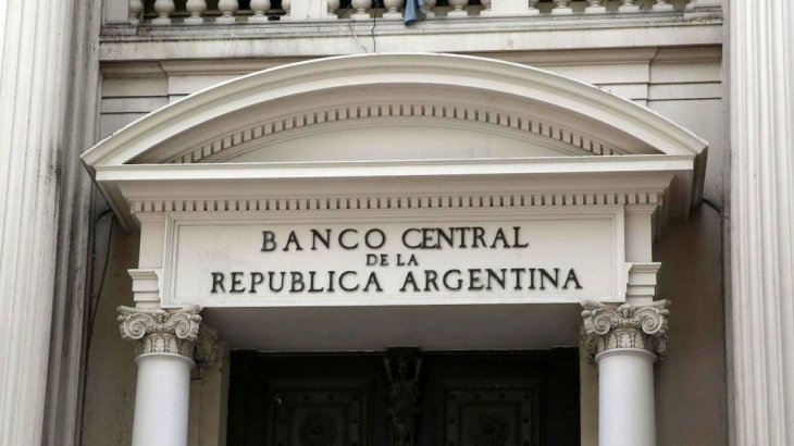 “A través de la Comunicación P 51020, las entidades quedan facultadas a no abrir sus sucursales en esos días", preciso el BCRA.