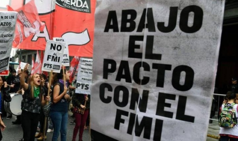 Más de 100 organizaciones e izquierda se concentran esta tarde en Plaza de Mayo para rechazar el acuerdo con el FMI y el pago de la deuda externa. Más de 100 organizaciones e izquierda se concentran esta tarde en Plaza de Mayo para rechazar el acuerdo con el FMI y el pago de la deuda externa.