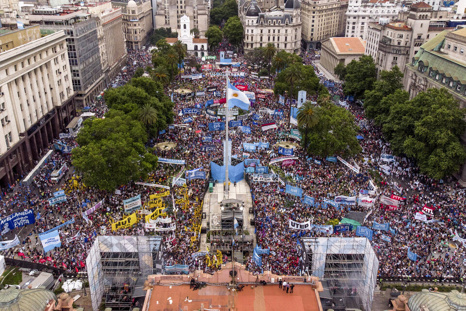 Entre 200 y 300 mil personas estuvieron presentes en las celebraciones por el  Día de la Democracia.