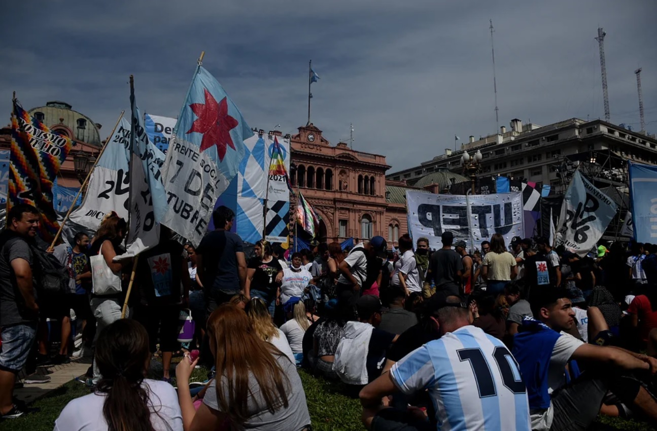 Miles de personas celebran el Día de la Democracia en Plaza de Mayo.