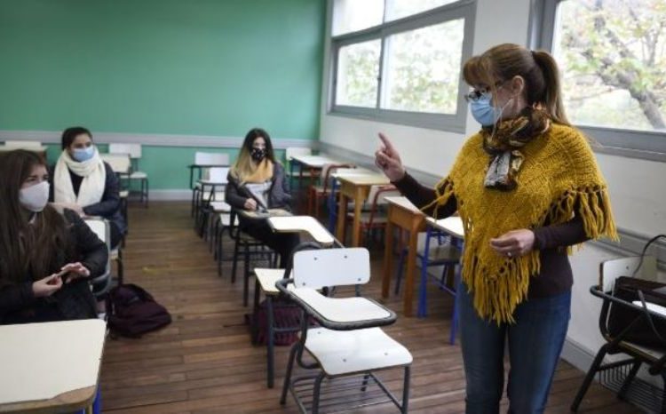 Los docentes bonaerense recibieron una oferta de 8.6% a diciembre del 2021, lo que totaliza un 53.9% de enero a diciembre 2021. 