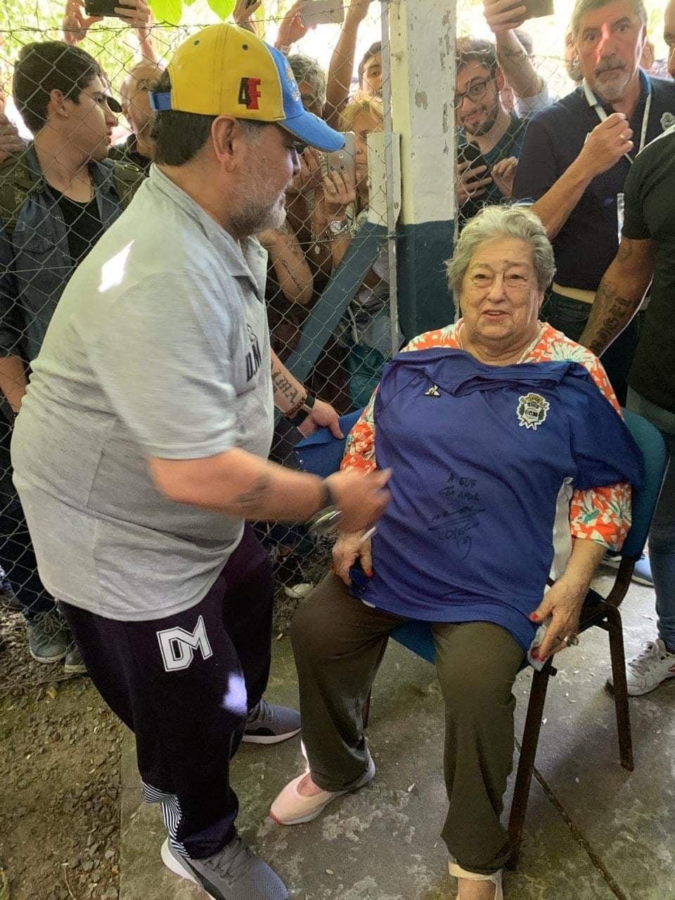 Maradona y Hebe de Bonafini, en la entrega de una de las camisetas que fue robada en la sede de Madres de Plaza de Mayo. 