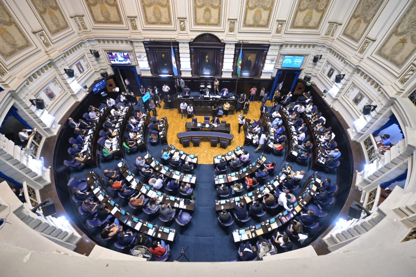 El presupuesto 2022 que aprobó la Legislatura bonaerense esta madrugada y prevé gastos por $3,1 billones incorporó fondos por $24 mil millones para municipios destinados a obras y seguridad. Cómo se distribuirán las partidas.