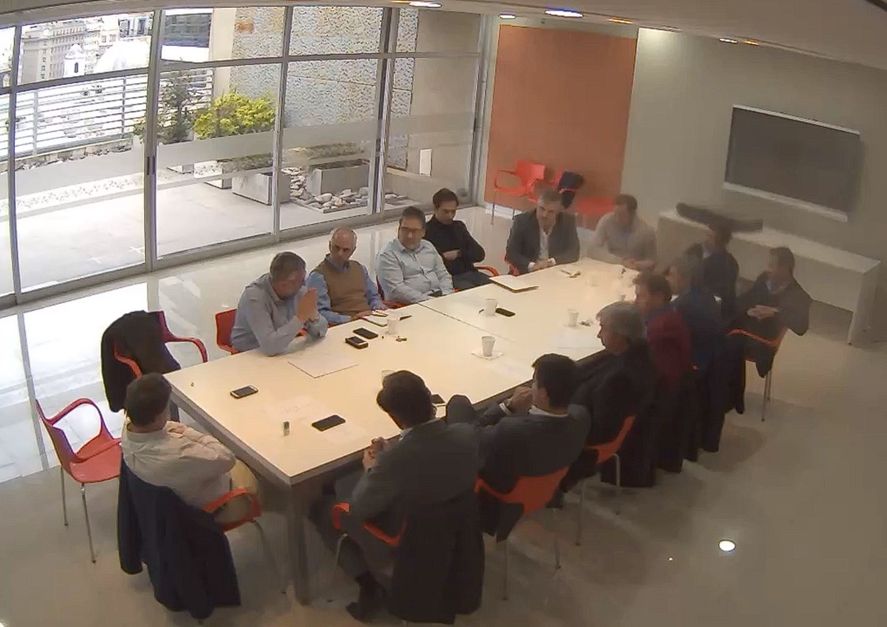 Imágenes del video donde quedó filmada la mesa judicial para perseguir a sindicalistas bonaerenses. 