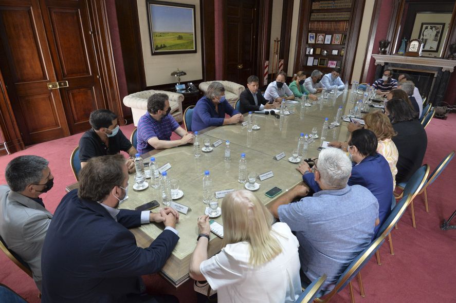 Kicillof cerrará el año con las paritarias definidas en todos los sectores