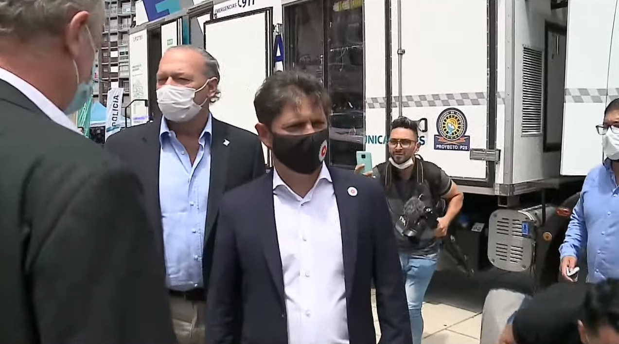 Kicillof en los saludos protocolares antes de anunciar el lanzamiento del Operativo Sol.