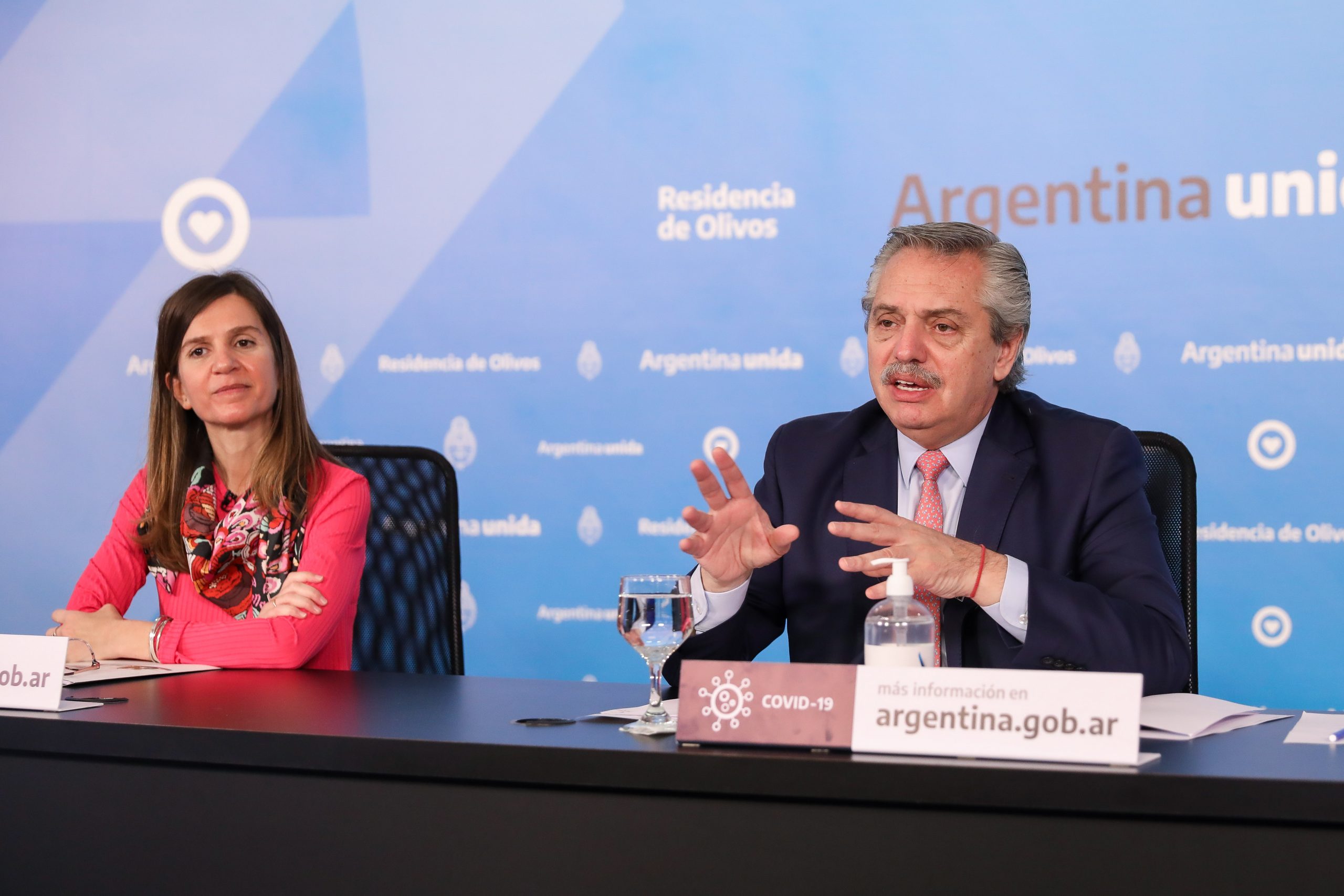 El presidente Alberto Fernández, y la titular de la ANSES, Fernanda Raverta, durante el anuncio del pago del bono a los jubilados.