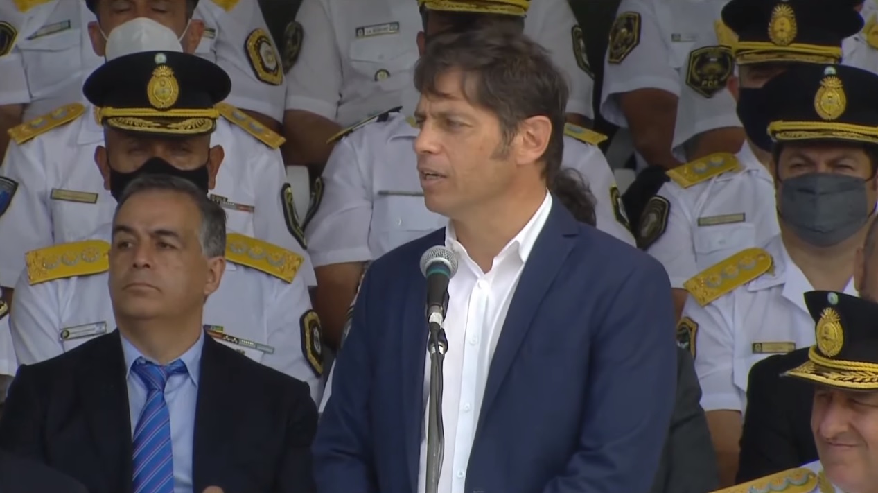 El gobernador Kicillof con un mensaje interno a la Policía bonaerense. 